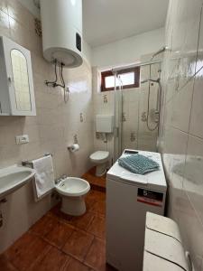 La petite salle de bains est pourvue de toilettes et d'un lavabo. dans l'établissement Appartamento Vacanze Da Dilly, à Tirano