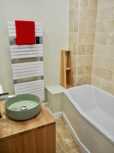 een badkamer met een bad en een wastafel bij Belle Villa au Coeur du Touquet in Le Touquet-Paris-Plage