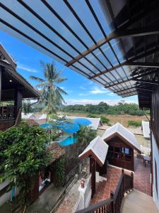 - une vue sur la piscine depuis le balcon du complexe dans l'établissement Namkhan Riverview Boutique House, à Luang Prabang