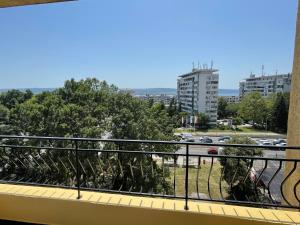 balkon z widokiem na parking w obiekcie Varna City Apartment w Warnie