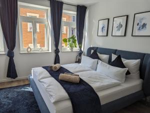 ein Schlafzimmer mit einem Bett und einem Handtuch darauf in der Unterkunft ViLiPa-Apartments modernes Wohnen mitten im Zentrum am Bachhaus in Eisenach