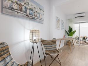 un soggiorno con 2 sedie e un tavolo di Matarolux24 a Mataró