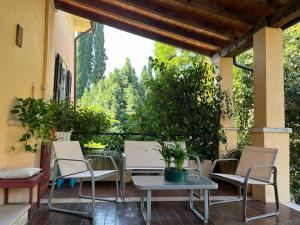 d'une terrasse avec une table et des chaises. dans l'établissement Villa Nogarola - apartment with private pool and garden, à Costermano