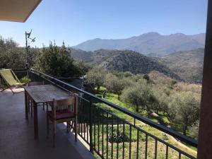 een balkon met een tafel en uitzicht op de bergen bij Al chiaro di luna (009029-LT-0962) in Finale Ligure