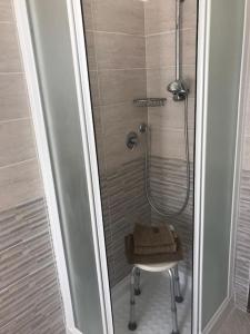 een badkamer met een douche en een kruk naast een douche bij Al chiaro di luna (009029-LT-0962) in Finale Ligure