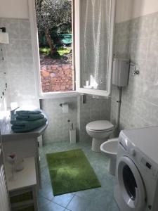 een badkamer met een toilet, een wastafel en een raam bij Al chiaro di luna (009029-LT-0962) in Finale Ligure