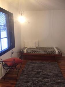 um quarto com uma cama, uma cadeira e uma janela em Cosy and tidy house in Lapland , Keminmaa em Keminmaa