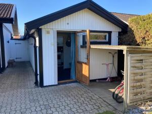 un garage con una porta aperta su un vialetto di Annexet a Hässleholm