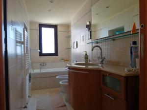 y baño con lavabo, aseo y bañera. en Casetta a Monte Sant'á, en Monte SantʼAngelo