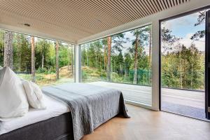 Кровать или кровати в номере Villa Padel - Premium Lakeside Residence & Grounds +42 фотографии