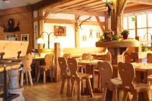 een eetkamer met houten tafels en stoelen bij Feriendorf Reichenbach - Bgm.-Martin-Str. 19 in Nesselwang