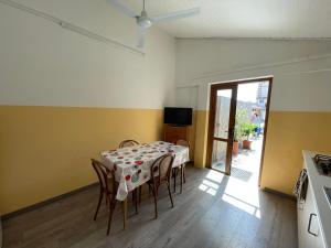 uma sala de jantar com uma mesa e cadeiras e uma televisão em Casa Per Ferie San Giovanni Bosco em La Spezia