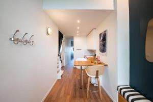 - une petite cuisine avec une table dans une chambre dans l'établissement Le Goélette - Superb cosy apartment, à Lyon