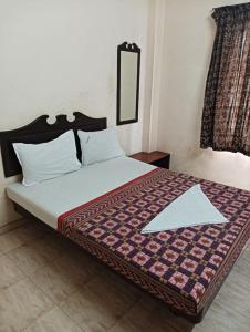 Postel nebo postele na pokoji v ubytování Hotel Ambika Palace