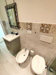 een badkamer met een toilet en een wastafel bij The small waterfall house, la cascatella in Massa