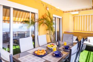 Una mesa con un plato de comida en un balcón. en Belvedere Penthouse, en Puerto de Santiago