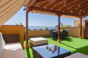 una sala de estar al aire libre con pérgola en Belvedere Penthouse, en Puerto de Santiago