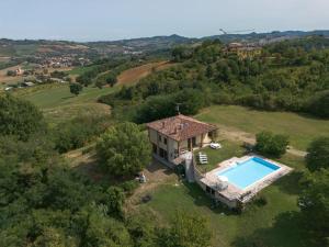 an aerial view of a house with a swimming pool at CASOLARA: ospitalità su misura in Castello di Serravalle
