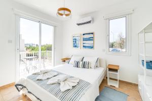 Postel nebo postele na pokoji v ubytování Villa Daphne by Ezoria Villas