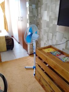 Zimmer mit Ventilator neben einem Bett in der Unterkunft Tsavo 90 degrees smart view in Nairobi