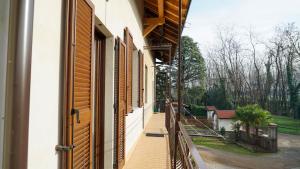 un balcón de una casa con persianas de madera en Loft Milena Malpensa Milano Laghi, en Busto Arsizio