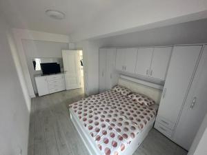 Luxury 2 bedroom Apartments 19 tesisinde bir odada yatak veya yataklar