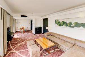 uma sala de estar com um sofá e uma mesa em Cinnamon Lakeside em Colombo
