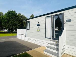 ヨークにあるTeejay's Lodge with Hot Tubの白い建物