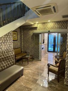 een wachtkamer met een bank en een stoel bij Gaziantep Taşhan Hotel in Gaziantep +14 foto's