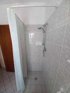 y baño con ducha y cortina de ducha. en La casa dei nonni, en Lucca