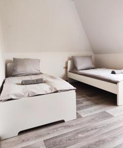 Een bed of bedden in een kamer bij Großes Haus in Petersfehn I