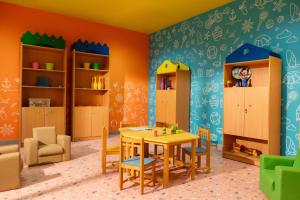 Almazino, Almaza Bay في ماجد أبو زيد: غرفة لعب للأطفال مع طاولة وكراسي