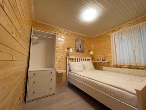 Habitación pequeña con cama y ventana en Zegzug Noszvaj, en Noszvaj