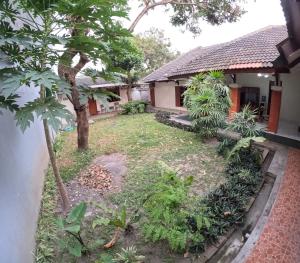 Κήπος έξω από το Green Purwosari Guest House Jogja