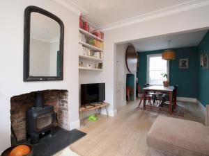 uma sala de estar com lareira e espelho em Pass the Keys Charming Victorian Townhouse Central Oxford em Oxford