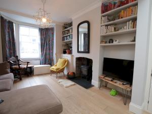 uma sala de estar com lareira e televisão em Pass the Keys Charming Victorian Townhouse Central Oxford em Oxford
