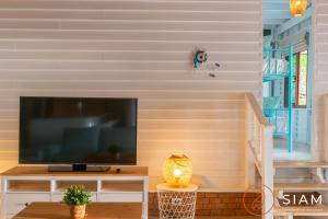 TV a/nebo společenská místnost v ubytování The Wooden Beach House