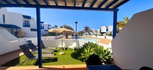 z widokiem na patio z krzesłami i basenem w obiekcie Villa Suculenta w mieście Playa Blanca