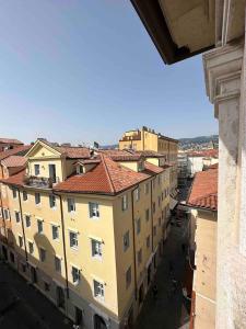 een luchtzicht op een stad met gebouwen bij Charlotte Deluxe Apartment 2 in Trieste