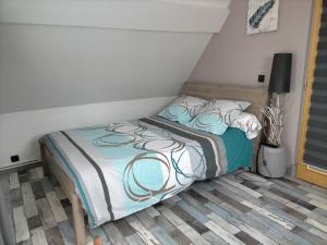 1 dormitorio con 1 cama en una habitación en Cléome, en Arques-la-Bataille