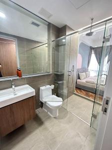 een badkamer met een toilet, een wastafel en een bed bij A1601 Grand Medini 2BR 100mbps Netflix By STAY in Nusajaya