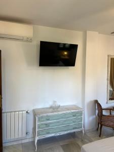 Telewizja i/lub zestaw kina domowego w obiekcie Hotelito Suecia