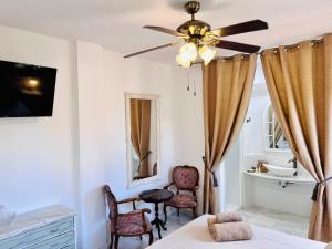 Telewizja i/lub zestaw kina domowego w obiekcie Hotelito Suecia