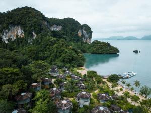 een luchtzicht op een resort op een eiland in het water bij TreeHouse Villas - Adults Only in Ko Yao Noi