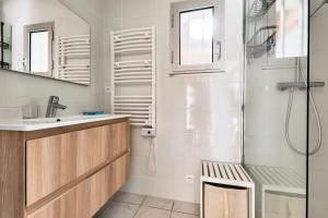 un baño con ducha y lavabo en Vacances tout confort à Sarzeau, en Sarzeau 21 fotos más