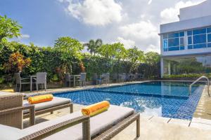 una piscina con sillas y un edificio en Solaris Hotel Malang en Malang