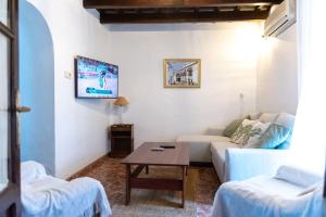 een woonkamer met een bank en een tafel bij Casa céntrica con vistas a la sierra in Hornachuelos