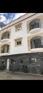duży biały budynek z oknami i balkonami w obiekcie Karim DUPLEX w mieście Nabul