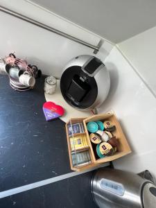 a room with a desk with a lamp and a drawer at Moderne Galerie-Wohnung! Zentral-A8-B17 WIFI in Gersthofen