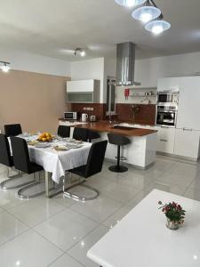 Una cocina con una mesa y sillas en una cocina. en Mensija, en San Julián